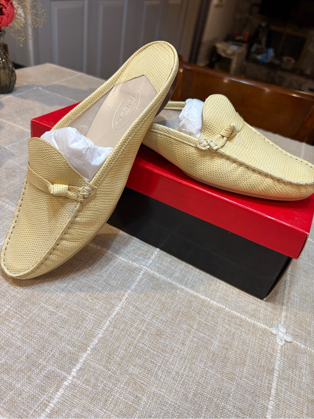 Talbots Classic Women’s Slip-On Loafers in Pale Yellow size 8 medium - Picture 6 of 9
